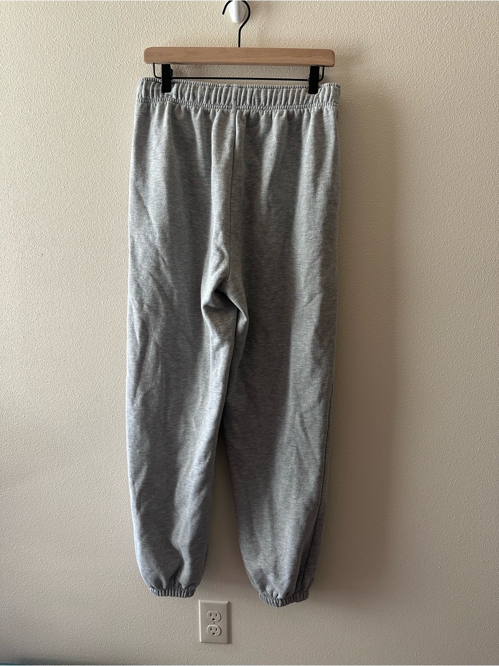 Alo Accolade sweatpant in athletic Heather grey fits like a small oversized - Picture 3 of 10